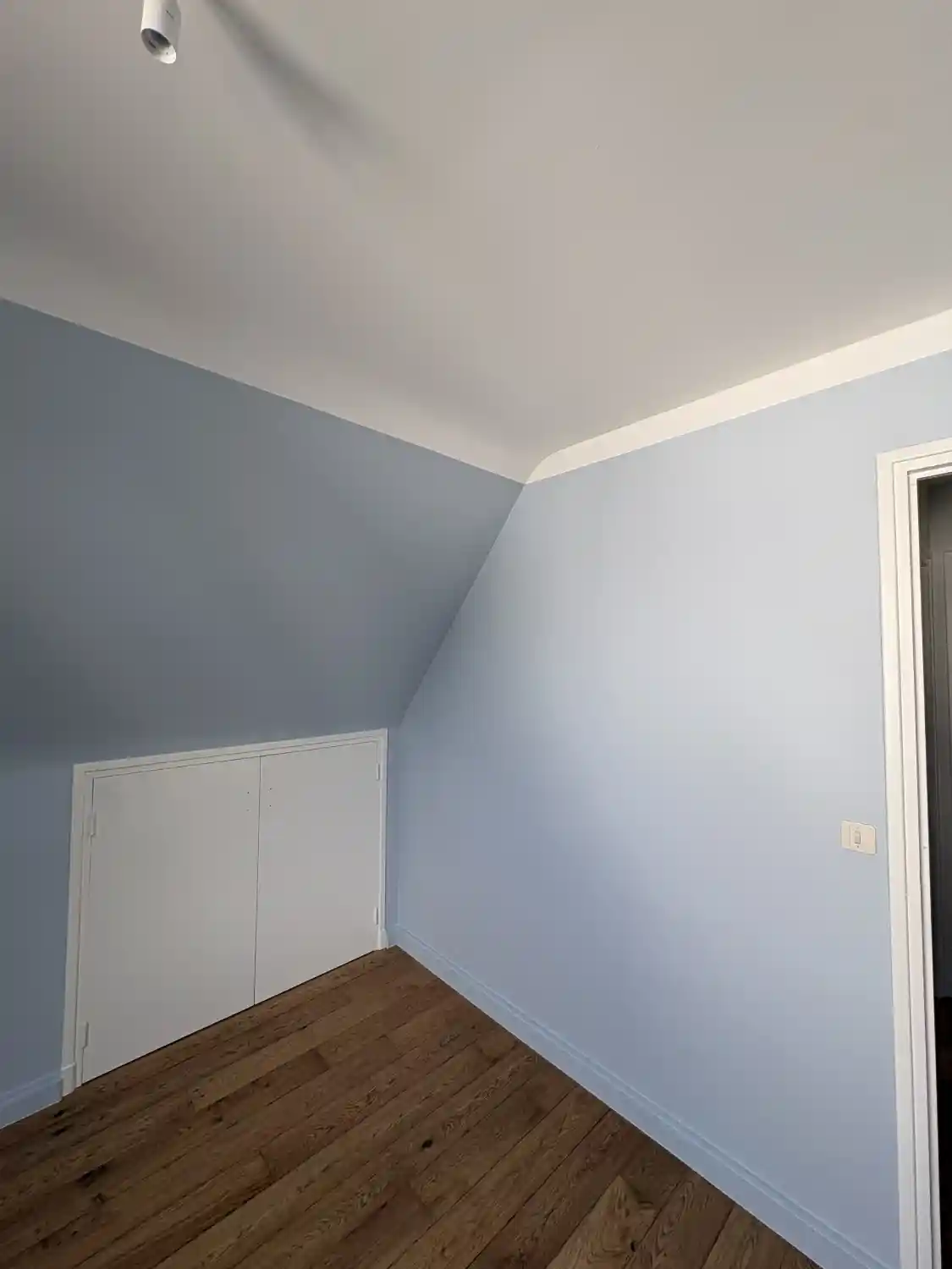 Mise en peinture d'une chambre à Carnac.
