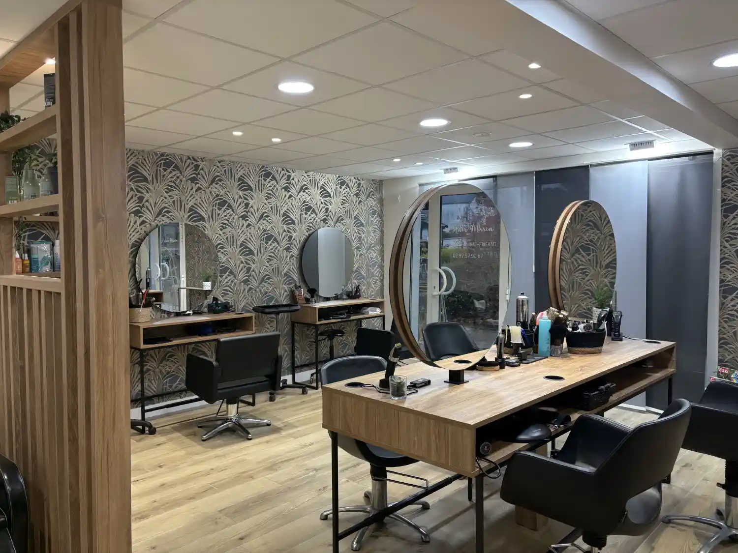 Peinture intérieure d'un salon de coiffure au Bono
